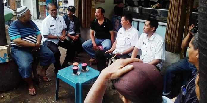 Kepala Dinas Pasar Kota Malang, Wahyu Setianto, bercengkrama dengan perwakilan pedagang Pasar Blimbing. (Muhammad Choirul)