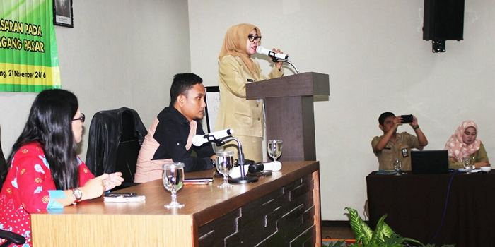 Kepala Disperindag Kota Malang, Tri Widyani, menyampaikan paparan terkait SNI Pasar Rakyat dan pelatihan manajemen pemasaran.