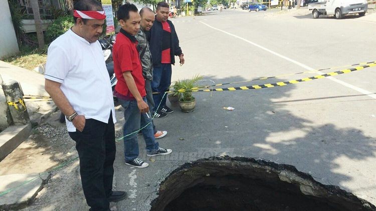 Ketua Komisi C DPRD Kota Malang, Bambang Sumarto, melihat kondisi jalan berlubang di Jalan Terusan Bodowoso.