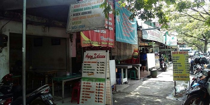 Suasana beberapa kios pedagang di Stasiun Kota Baru Malang. (Muhammad Choirul)