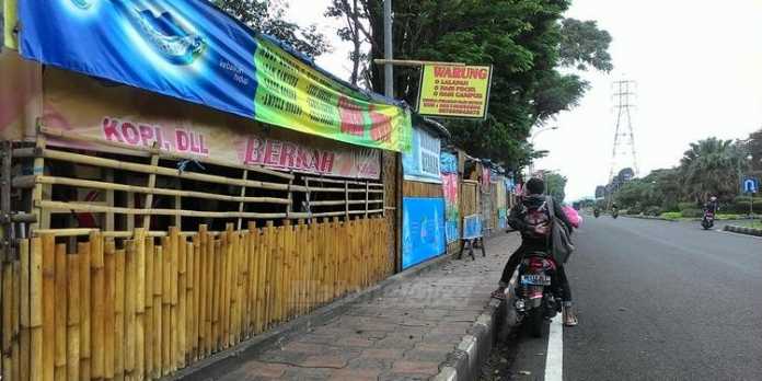 Lapak PKL di Jalan Sultan Agung yang rencananya akan dibongkar Satpol PP gagal dilakukan.(Miski).