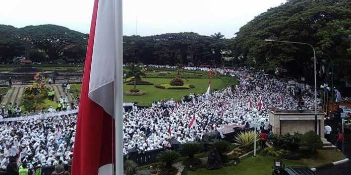 Belasan ribu umat muslim yang berunjuk rasa tiba di depan Balai Kota Malang. (Muhammad Choirul)