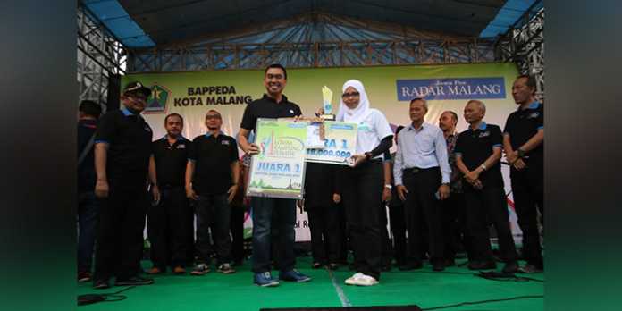 Para juara lomba kampung tematik Festival Rancang Malang 2016. (Ist)