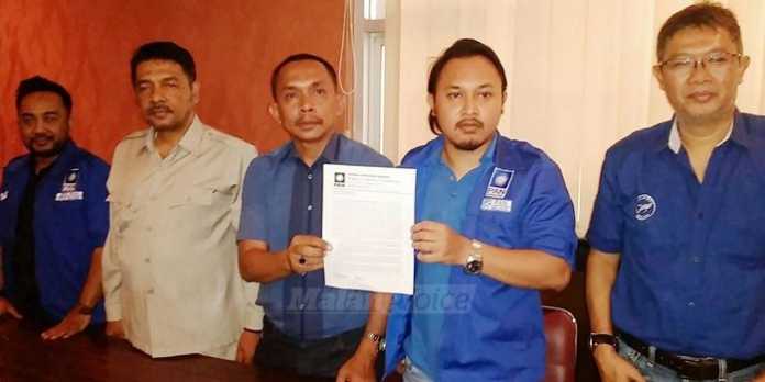 Para pengurus DPD PAN Kota Malang saat menggelar jumpa pers terkait Subur Triono. (Muhammad Choirul)