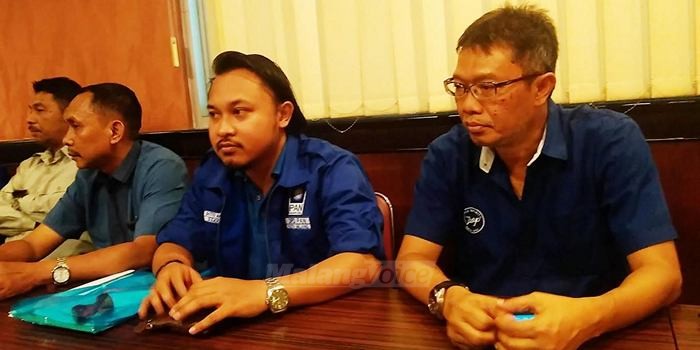 Para pengurus DPD PAN Kota Malang saat menggelar jumpa pers terkait Subur Triono. (Muhammad Choirul)