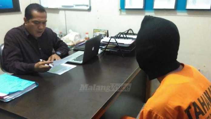 Pelaku pencabulan saat dimintai keterangan di Polres Malang (Tika)