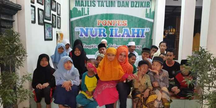 Pembina Yayasan Nur Ilahi, Laily Fitria Liza Min Nelly, bersama anak-anak asuh. (Ist)
