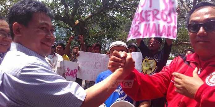Penyerahan mosi tidak percaya Forsila Cabor di depan kantor KONI Kabupaten Malang (Tika)
