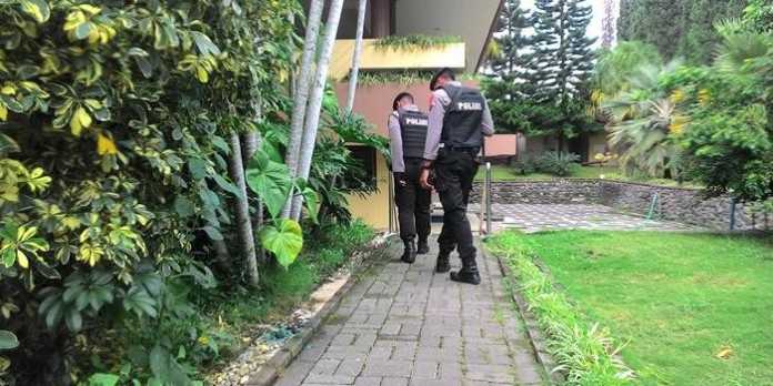 Personel kepolisian saat menjalankan patroli di Gereja Paroki Gembala Baik.(Miski)