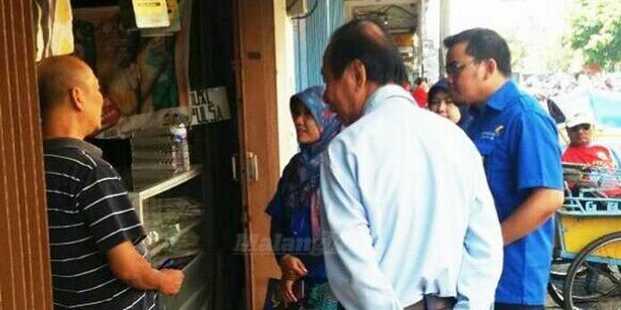 Petugas menyosialisasi Tax Amnesty di Pasar Besar Kota Malang. (Muhammad Choirul)