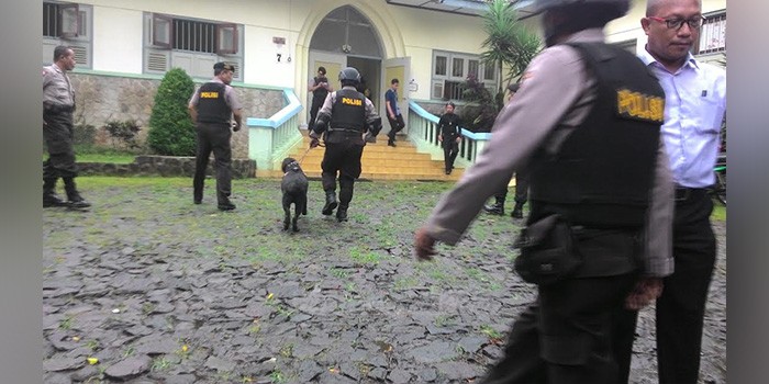 Petugas saat penyisiran di Gereja Paroki Gembala Baik, Kota Batu.(miski)