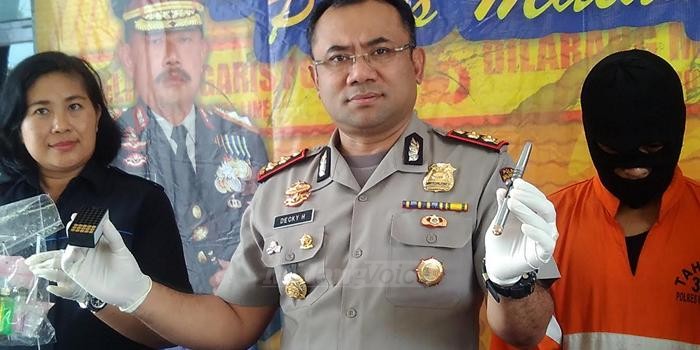 Kapolres Malang Kota AKBP Decky Hendarsono, menunjukkan barang bukti senpi rakitan. (deny)