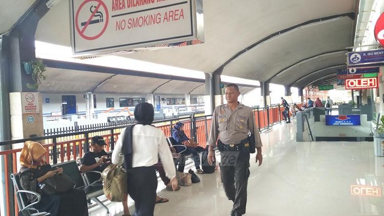 Polisi berkeliling di Stasiun Kota Baru Malang. (deny)