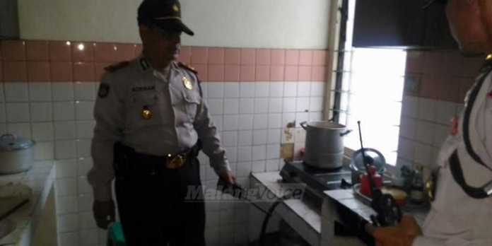 Polisi mengecek dapur dan elpiji yang diamankan. (deny)