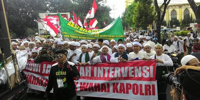 Ribuan umat muslim mulai long march dari Masjid Jami' menuju Balai Kota Malang.(Miski)