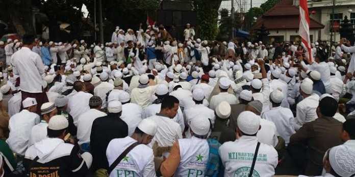 Ribuan umat muslim tergabung dalam Gerakan Aswaja Malang Raya aksi di depan Balai Kota Malang.(Istimewa)