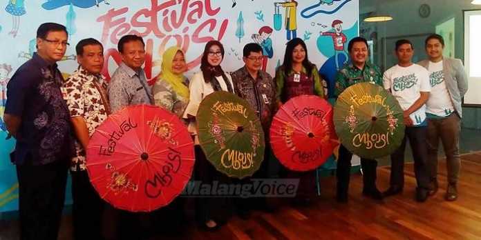 Sekda Kota Malang, Idrus Achmad, dan Kepala Disperindag, Tri Widyani, foto bersama sejumlah pelaku industri kreatif peserta Festival Mbois. (Muhammad Choirul)