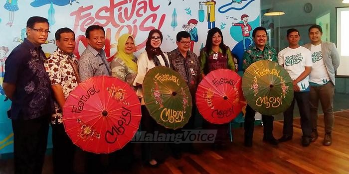 Sekda Kota Malang, Idrus Achmad, dan Kepala Disperindag, Tri Widyani, foto bersama sejumlah pelaku industri kreatif peserta Festival Mbois. (Muhammad Choirul)