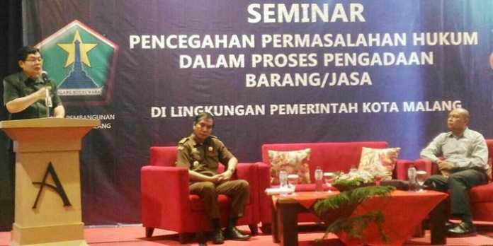 Sekda Kota Malang, Idrus Achmad, membuka seminar pencegahan permasalahan hukum dalam proses pengadaan barangjasa.