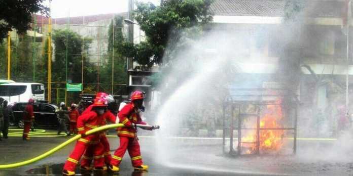 Simulasi evakuasi gedung oleh Pemadam Kebakaran Kota Malang di depan Kantor Satpol PP. (Muhammad Choirul)