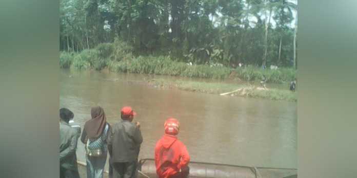 Sosok mayat ditemukan warga mengapung di tengah Sungai Lesti, Kabupaten Malang. (istimewa)