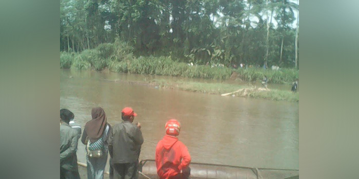 Sosok mayat ditemukan warga mengapung di tengah Sungai Lesti, Kabupaten Malang. (istimewa)