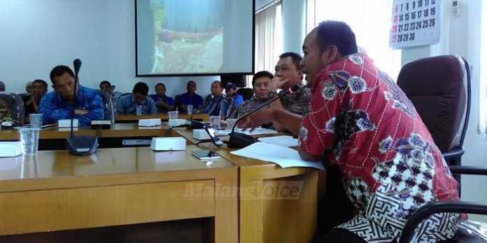 Suasana hearing antara warga Dawuhan dengan PDAM Kota Malang dan DPRD Kabupaten (Tika)