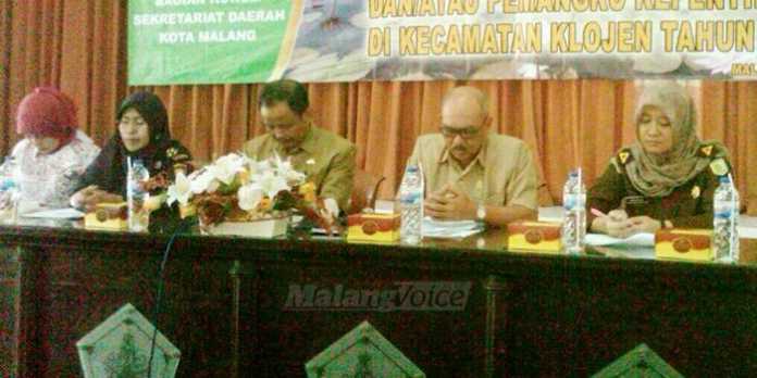 Kepala Seksi Penyuluhan dan Layanan Informasi KPPBC Tipe Madya Cukai Malang, Surjaningsih (dua dari kiri). (Muhammad Choirul)