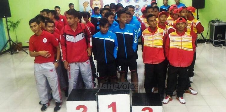 Tim sepak bola Jawa Timur (jaket biru) berhasil meraih medali emas dalam Popwil IV. (Muhammad Choirul)