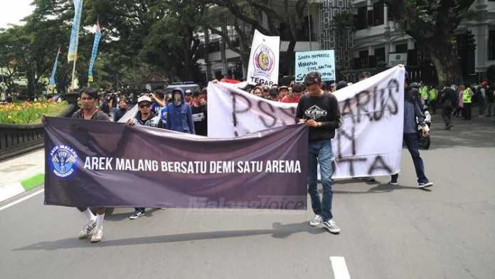 Unjuk rasa Arek Malang menuntut kejelasan tim Arema. (deny)