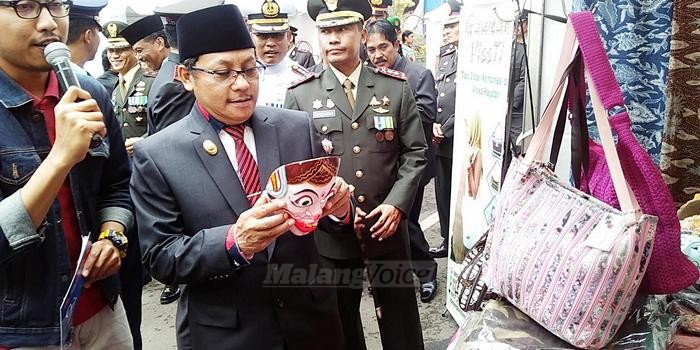 Wakil Wali Kota Malang, Sutiaji, memantau pameran UMKM di Jalan Sultan Agung. (Muhammad Choirul)