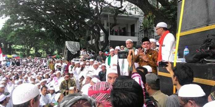 Wakil Wali Kota Malang, Sutiaji, memberi sambutan di hadapan belasan ribu massa aksi umat muslim. (Muhammad Choirul)