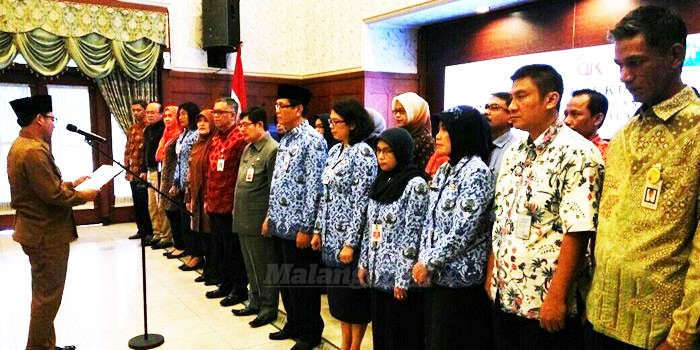 Wakil Wali Kota Malang, Sutiaji, mengukuhkan TPAKD di Balai Kota. (Muhammad Choirul)