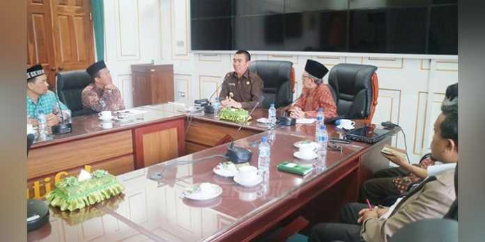 Wali Kota Malang, HM Anton, berdiskusi bersama ulama dan akademisi.