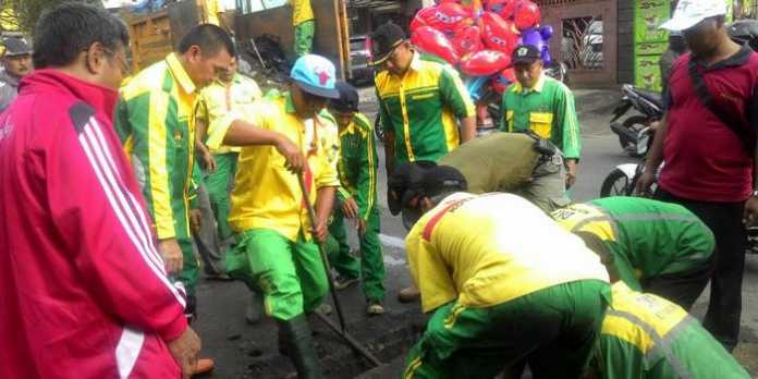 Wali Kota Malang, HM Anton, memimpin kerja bakti di Jalan Sigura-gura.