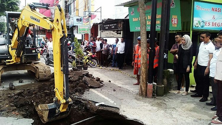 Wali Kota Malang, HM Anton, meninjau lubang di Jalan Terusan Bondowoso. (Muhammad Choirul)