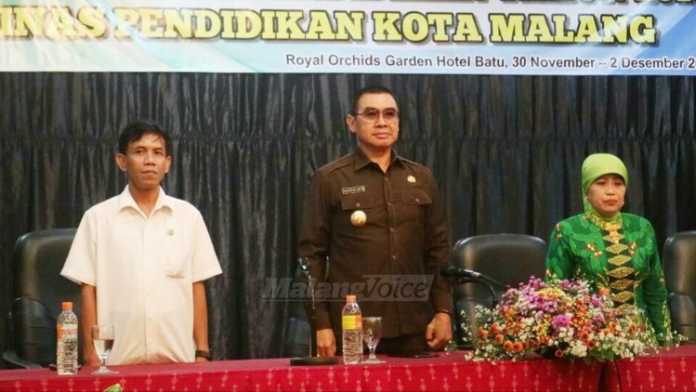 Wali Kota Malang, HM Anton (tengah), membuka Raker Kepala Sekolah se-Kota Malang.