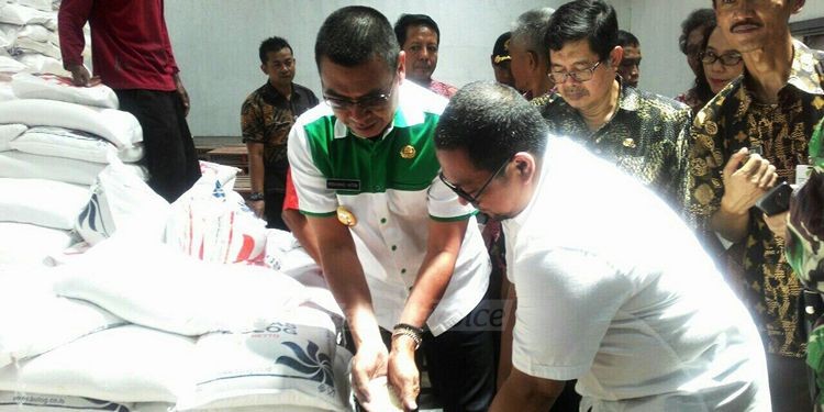 Wali Kota Malang, HM Anton, memantau ketersediaan beras di Gudang Bulog. (Muhammad Choirul)