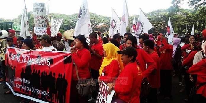 Ratusan buruh berunjuk rasa di depan Balai Kota Malang. (Muhammad Choirul)