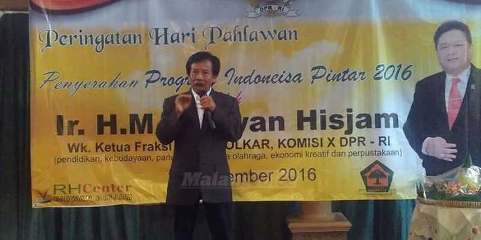 Mantan Wali Kota Malang, Peni Suparto, menyampaikan sambutan di Rumah Aspirasi RH Center. (Muhammad Choirul)