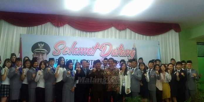 Jajaran pejabat Kota Malang dan Kemenpora foto bersama para pemuda Indonesia - Korea Selatan. (Muhammad Choirul)