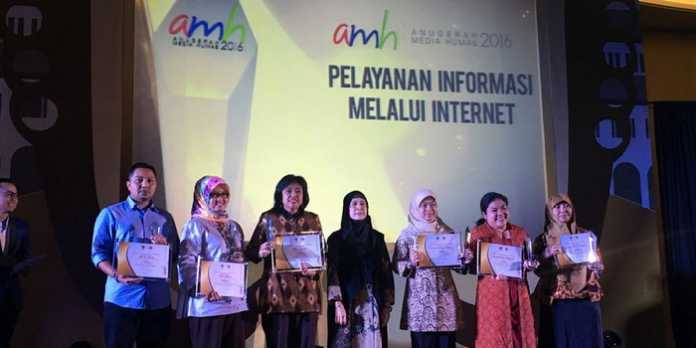 Kabag Humas Kota Batu bersama daerah lain menerika penghargaan di Hotel Horison, Kota Bandung, Jumat (18/11), kemarin. (Istimewa)