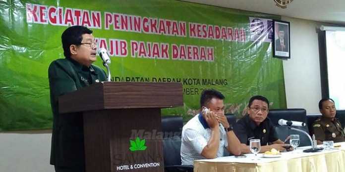 Sekretaris Daerah Kota Malang, Idrus Achmad, saat membuka kegiatan peningkatan kesadaran wajib pajak di Hotel Savana. (Muhammad Choirul)