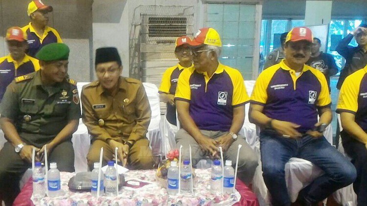 Wakil Wali Kota, Sutiaji (dua dari kiri), dalam pembukaan Kejurnas U-17 antar-klub voli indoor. (Muhammad Choirul)