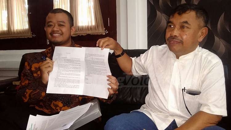 Anggota Komisi A DPRD Kota Malang, Syaiful Rusdi (kanan), didampingi Kuasa Hukum, Edi Rudianto. (Muhammad Choirul)