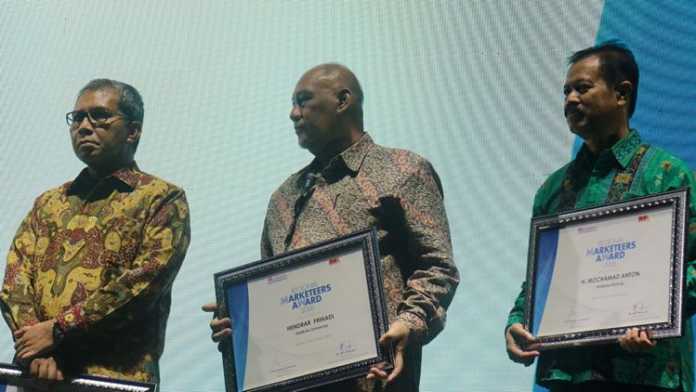 Asisten Administrasi Umum, Yudhi K Ismaward (paling kanan), mewakili Abah Anton menerima penghargaan. (Ist)