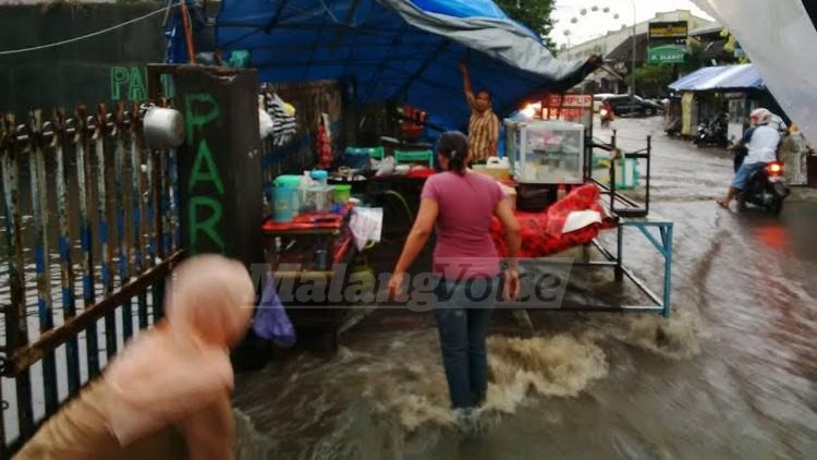 Banjir bandang pasca hujan deras di Jalan Kartini Kota Batu, (23/5/2015). (Dokumen Miski)