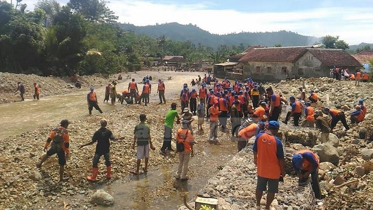 Bersih-bersih Sungai Tundo, Pujiharjo, Tirtoyudo pasca banjir bandang (Tika)