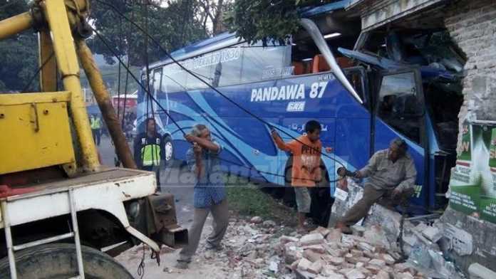 Evakuasi bus pariwisata Pandawa saat menabrak rumah warga di Desa Pujon.