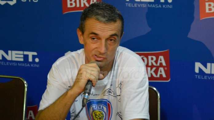 Pelatih Arema Cronus, Milomir Seslija. (deny)